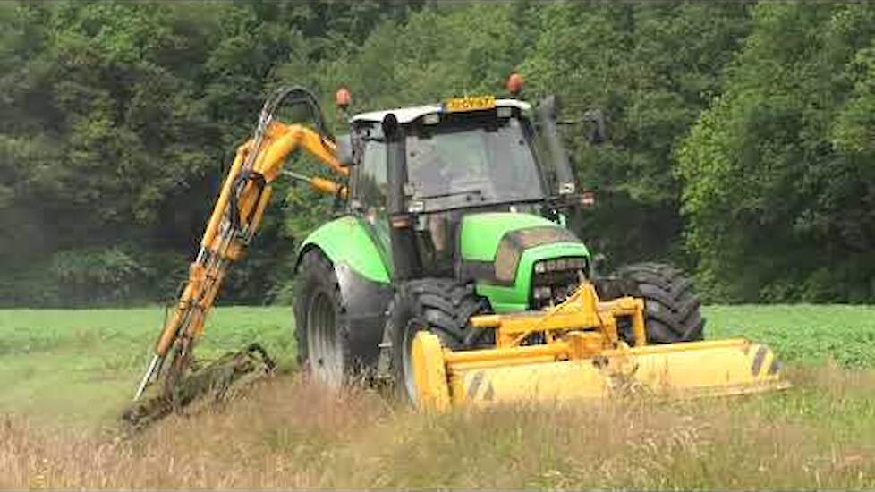 SLOOTKANTEN AAN HET KLEPPELEN DEUTZ-FAHR AGROTRON TTV 6.10 MET HERDER