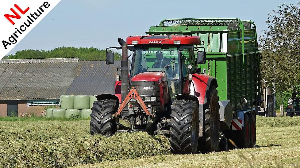 2021 | Gras oprapen met Case IH en Fendt Tigo | Jelle Middelaar