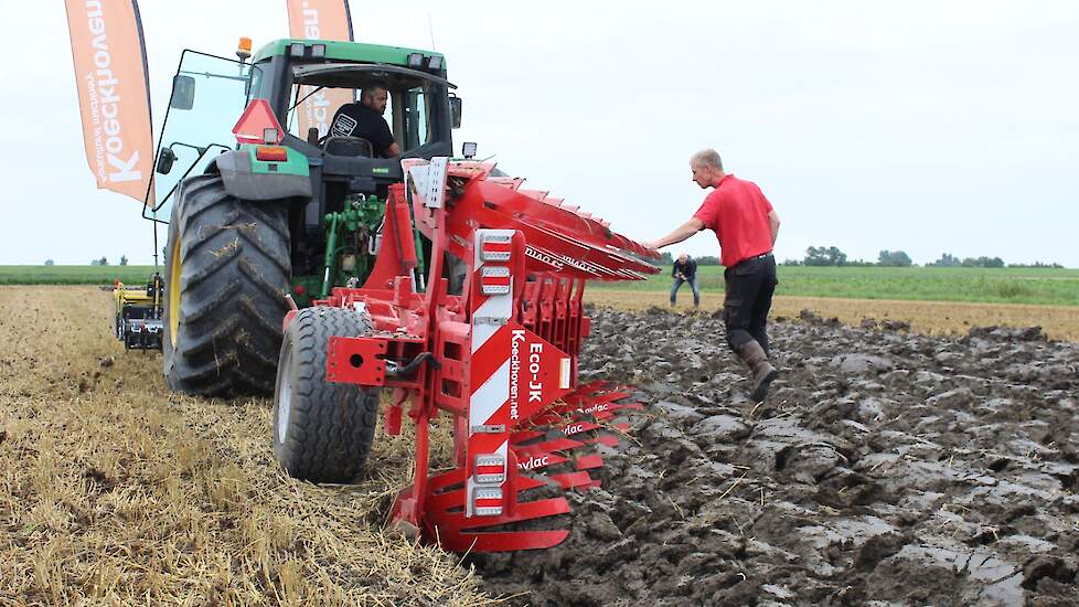 De Ovlac eco-ploeg werkt 8 centimeter diep en geeft door het nieuwe rister een mooi resultaat. Het is wat langer, vooral bedoeld voor zwaardere grond. De ploeg werd ingezet mét en zonder voorscharen en mét en zonder gebruik van de rotorkopeg in de fronthe