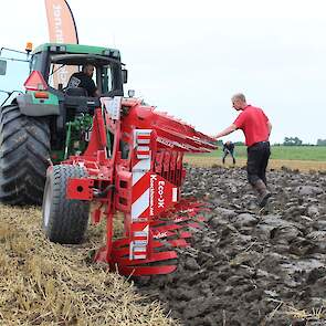 De Ovlac eco-ploeg werkt 8 centimeter diep en geeft door het nieuwe rister een mooi resultaat. Het is wat langer, vooral bedoeld voor zwaardere grond. De ploeg werd ingezet mét en zonder voorscharen en mét en zonder gebruik van de rotorkopeg in de fronthe