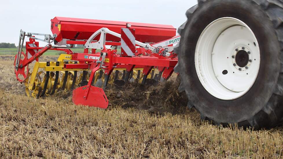 Pöttinger als merk is relatief nieuw in de markt van stoppelbewerkers. Kennis wordt ingebracht door diverse overnames. Het bedrijf liet de Synkro cultivator zien, gevolgd door een rij schijven en een rol. De driebalksmachine heeft elf vaste tanden. De dri