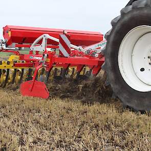 Pöttinger als merk is relatief nieuw in de markt van stoppelbewerkers. Kennis wordt ingebracht door diverse overnames. Het bedrijf liet de Synkro cultivator zien, gevolgd door een rij schijven en een rol. De driebalksmachine heeft elf vaste tanden. De dri