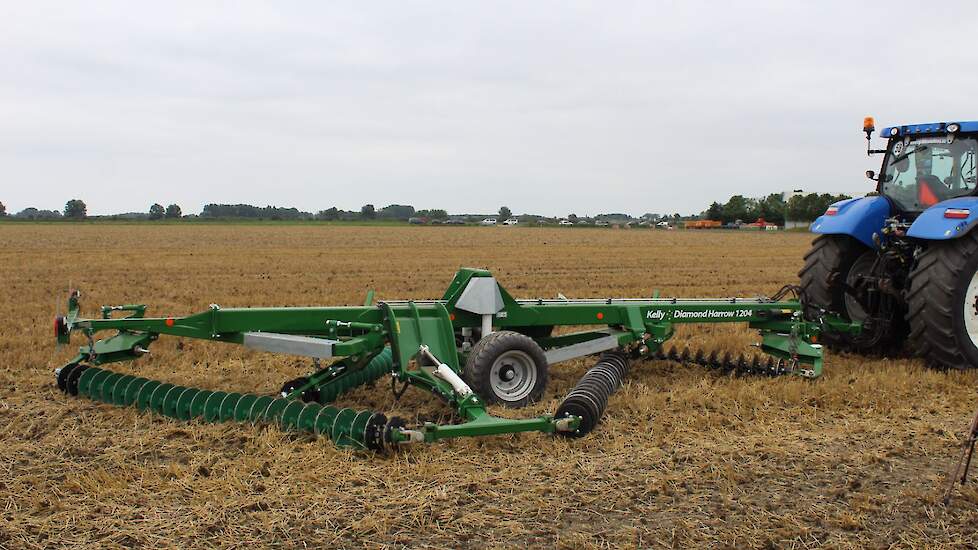 De Kelly Diamond Harrow vindt zijn oorsprong in de mechanische onkruidbestrijding. Nu wordt de machine ook ingezet voor zaaibedbereiding en stoppelbewerking. De schijven zijn als een ketting aan elkaar gehaakt. Dat maakt de machine goed bodemvolgend. De w