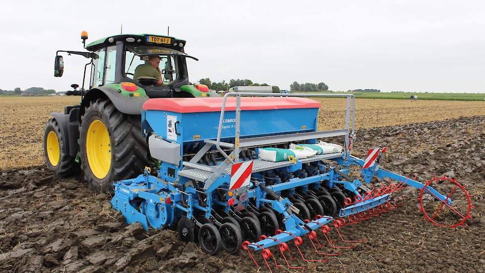 Voor het inzaaien bracht Lemken de Zirkon kopeg mee met een opgebouwde Saphyr zaaimachine. Er werd dwars op de werkrichtingen van de stoppelbewerkers gezaaid. Hierdoor kan een goed beeld ontstaan van het effect dat de verschillende systemen op elkaar hebb