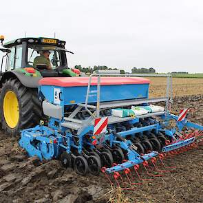 Voor het inzaaien bracht Lemken de Zirkon kopeg mee met een opgebouwde Saphyr zaaimachine. Er werd dwars op de werkrichtingen van de stoppelbewerkers gezaaid. Hierdoor kan een goed beeld ontstaan van het effect dat de verschillende systemen op elkaar hebb