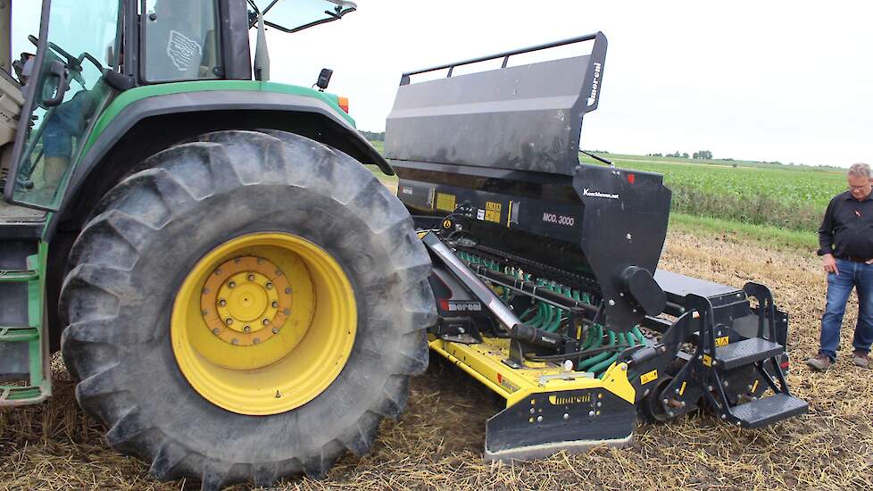 De zaaimachine van Koeckhoven werpt het zaad op rijtjes breed uit. De crusherrollen verkruimelen de kluitjes en drukken het zaad aan. Koeckhoeven maakte de machine zo dat het zaad precies daar valt waar de grond nog in beweging is van de rotorkopegbewerki