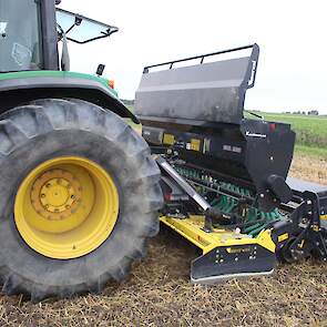 De zaaimachine van Koeckhoven werpt het zaad op rijtjes breed uit. De crusherrollen verkruimelen de kluitjes en drukken het zaad aan. Koeckhoeven maakte de machine zo dat het zaad precies daar valt waar de grond nog in beweging is van de rotorkopegbewerki