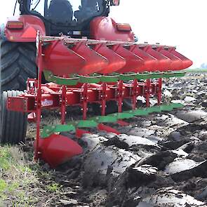 Weevers Mechanisatie ploegde met de Escudero. Een achtschaarversie, op 2,70 meter werkbreedte, 15 centimeter diep. Een lichte ploeg, zeker voor de zware grond van het Oldambt. De ploeg is leverbaar met dwarsverstelling om de trekker op de juiste plaats vo