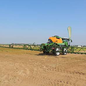 Amazone Pantera. Zelfrijdende spuit met een boom tot 45 meter. Met een systeem dat zwiepen zoveel mogelijk beperkt: SwingStop. AmaSwitch maakt het mogelijk op 25 centimeter dopafstand te spuiten. AmaSelect zorgt ervoor dat een combinatie van doppen ingeze