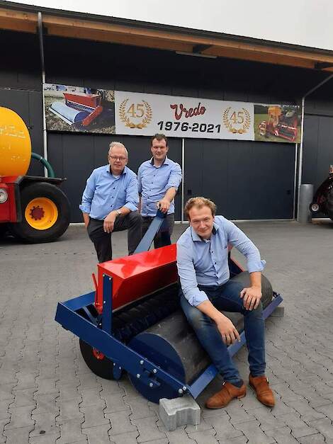 Hans, Bennie en Jan de Vree bij de  allereerste doorzaaier uit 1976,  waar het allemaal mee begon.