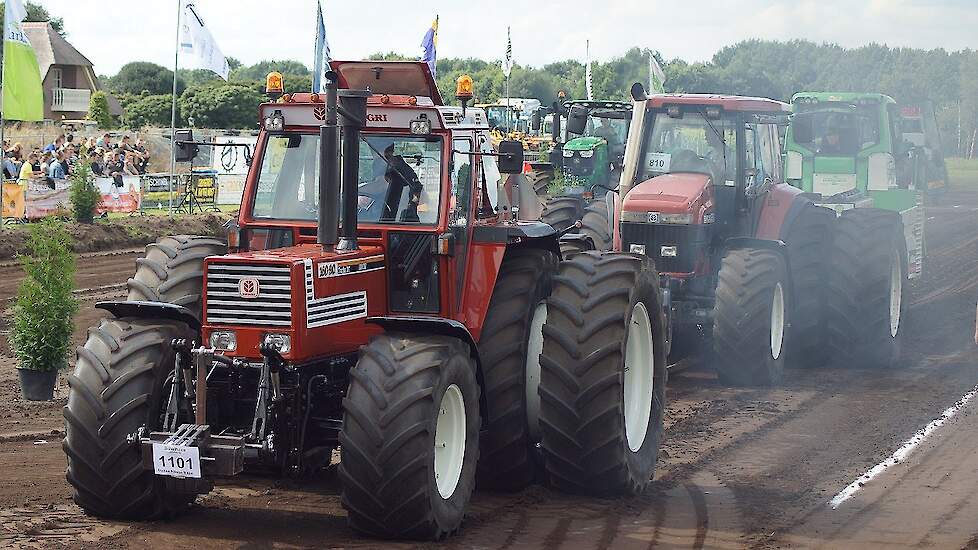 Big tires horsepower duo slep and lot of smoke tractorpulling big time  Trekkerweb