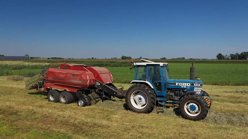 Ford 8210 Gen II Youngtimer hooipersen met Case-IH 540 pers