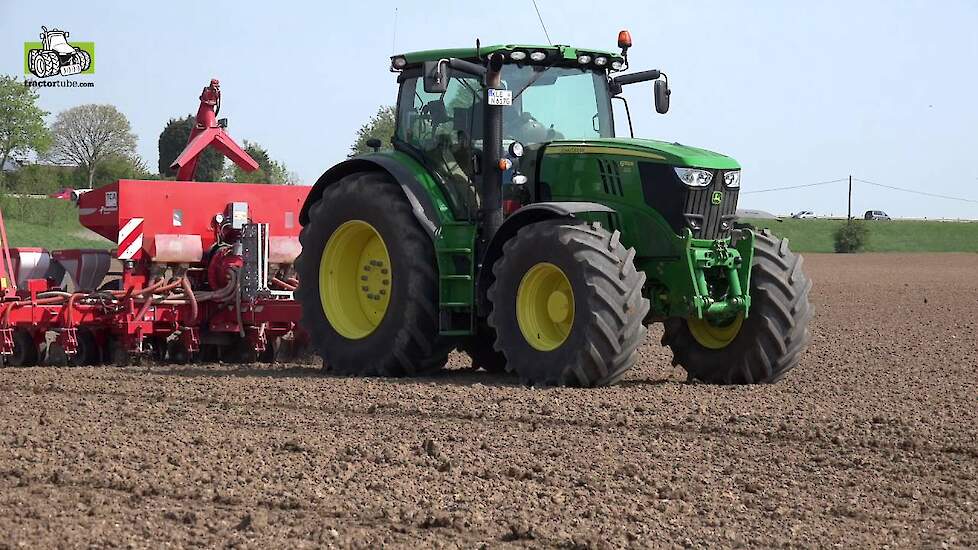 Maïszaaien met Kvernland Accord Optima HD e-Drive en John Deere 6170R Trekkerweb