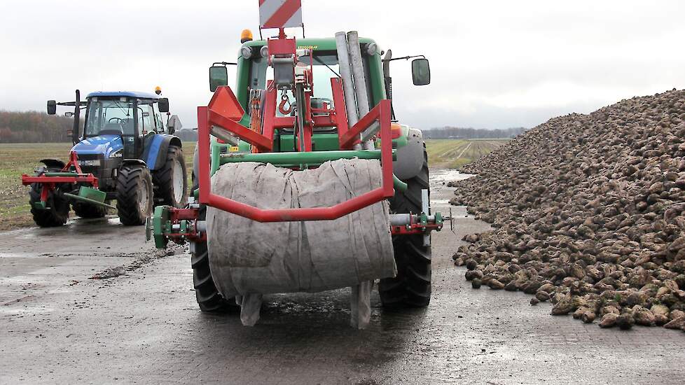 Verharding naast de hoop is handig.