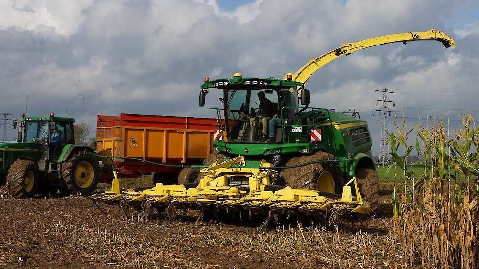 John Deere 8600i SPFH in de snijmaïs Trekkerweb