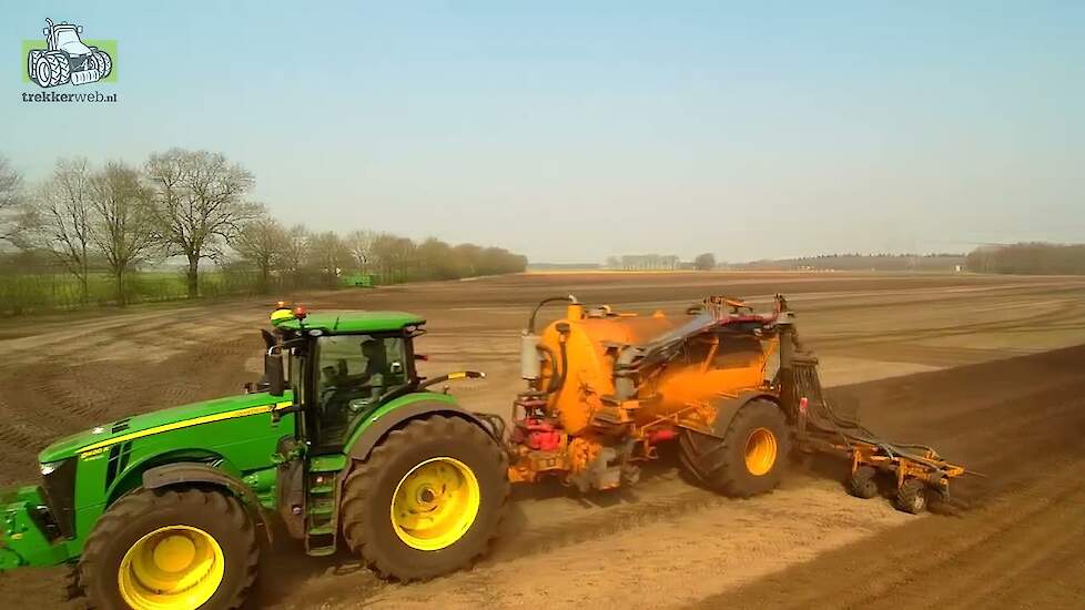 John Deere 8400R 450 pk met IPM Beer van een trekker en Veenhuis tank en bemester