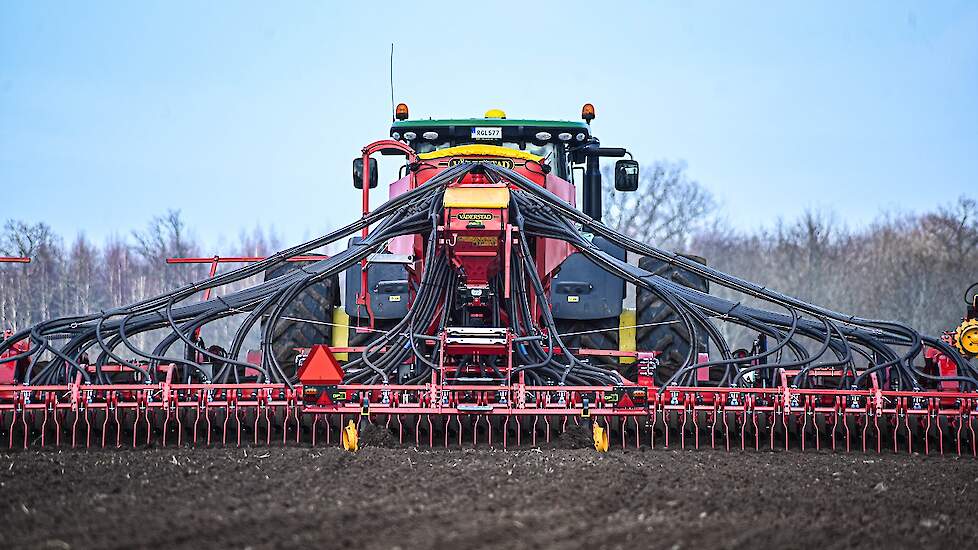 Swartz en Lennartsson werken samen maar hebben elk hun eigen bedrijf. Het machinepark is deels gezamenlijk. De Väderstad zaaimachine is van Lennartsson.