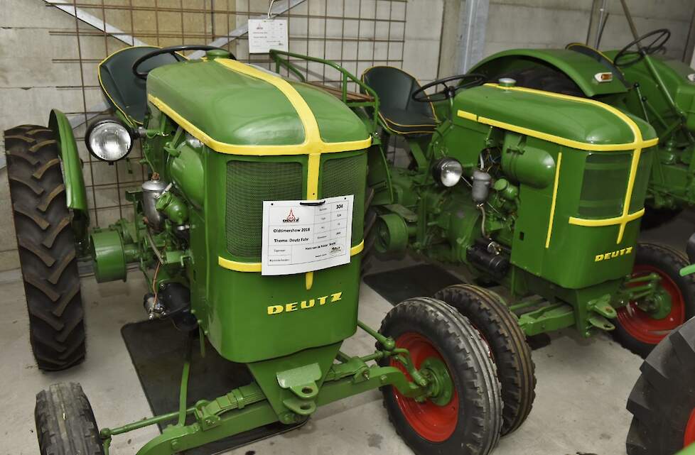 De trekker links op de foto is een F1L514 uit 1950. Dat was ook de eerste Deutz die Hans zijn vader ooit kocht.