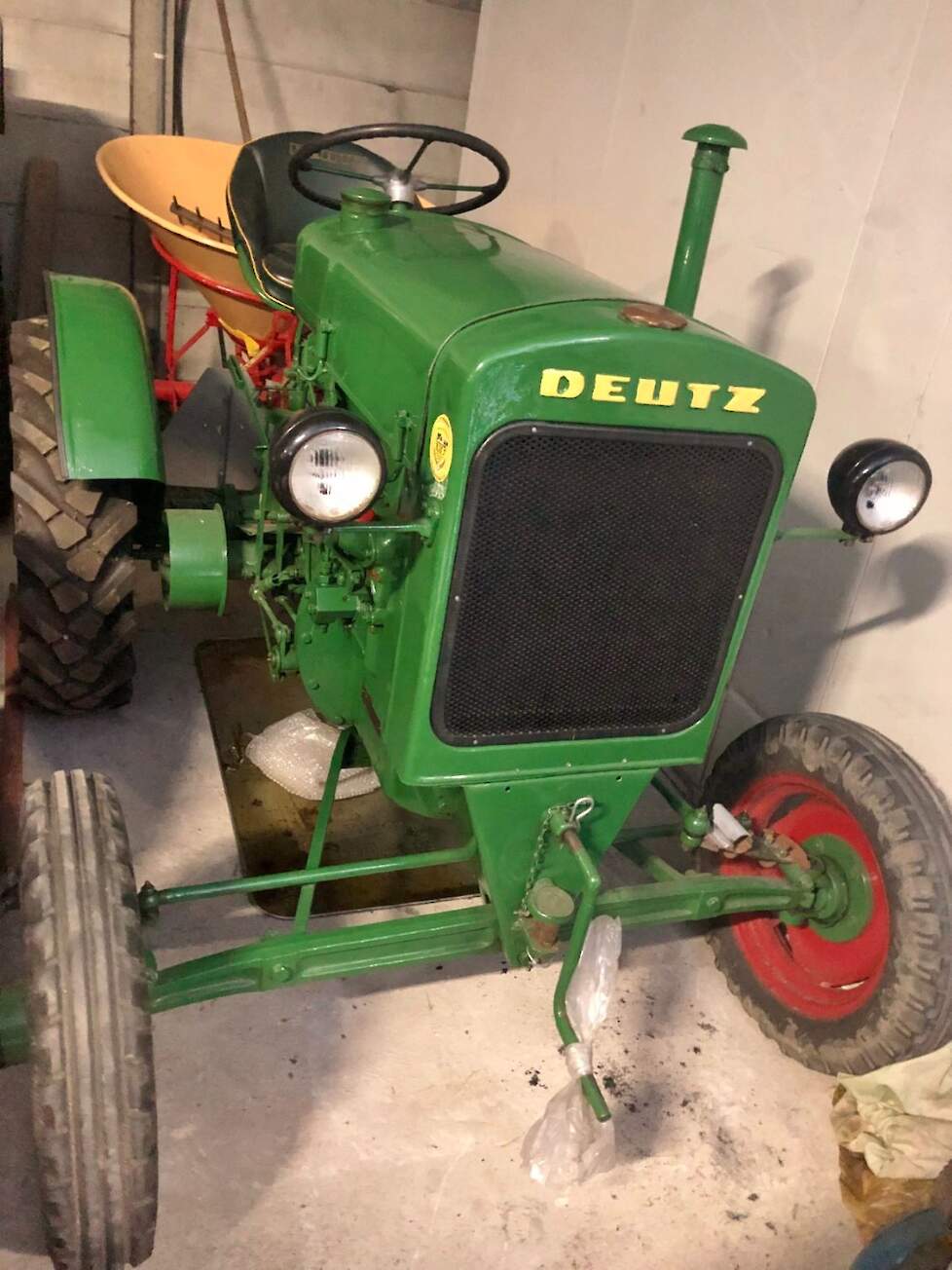 Hans heeft een watergekoelde Deutz. Dat is deze F1M414 met een 1-cilinder motor van 14pk. De nog net zichtbare kunstmeststrooier is een getrokken Vicon met aandrijving op de wielen.