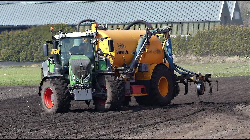 Fendt 828 Vario S4 ProfiPlus met Veenhuis 14 kuubs tank met bemester