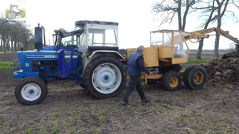 Strautmann Streublitz Ford 5600 met Vaia kraan en New Holland TS 90