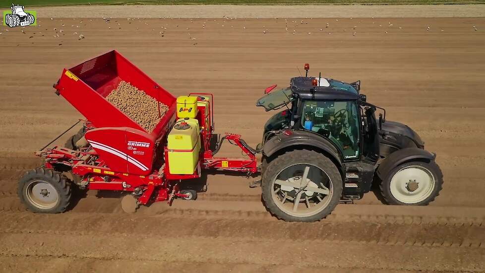 Valtra N-174 Smarttouch met Grimme GB430 snarenbedpootmachine