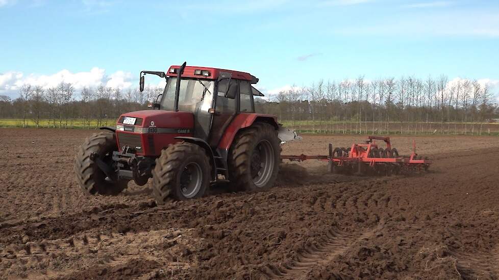 Case-IH  MaxxTrac 5130 met vier schaar wentelploeg