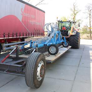 De 6 meter brede machine staat op een eigengebouwde transportwagen. Deze moet nog worden afgewerkt, verontschuldigt De Jong zich. „Andere bodem, netjes spuiten, hydrauliekslangen wegwerken, verlichting maken en dergelijke."