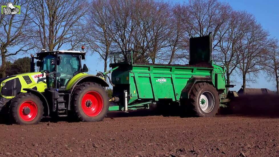 Claas Axion 810 met Tebbe compoststrooien Merlo