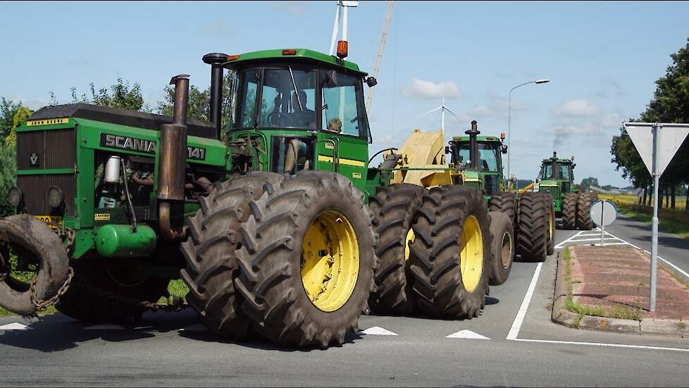 John Deere-kniktrekkers in colonne door Drenthe