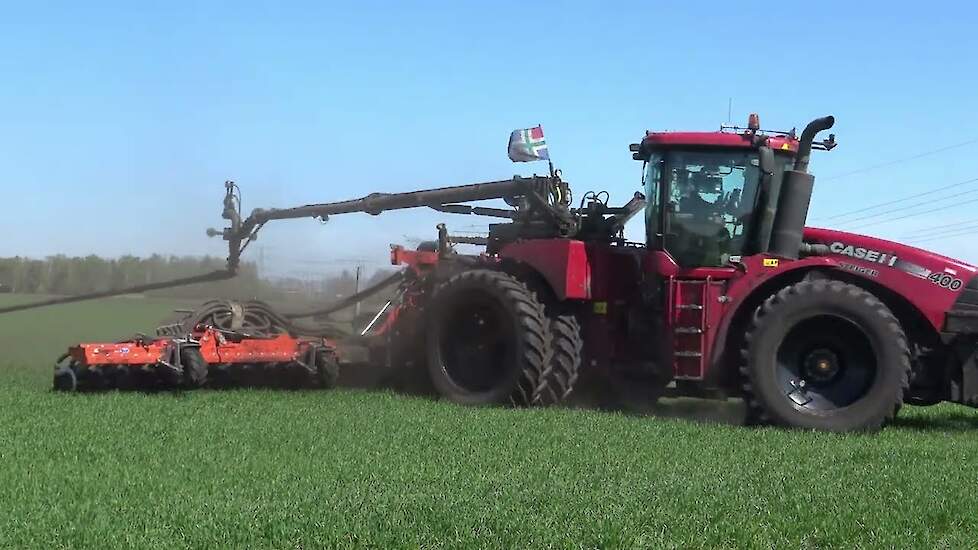 MESTSEIZOEN 2022 SLEEPSLANG BEMESTEN OP DE WINTERTARWE CASE IH STEIGER 400