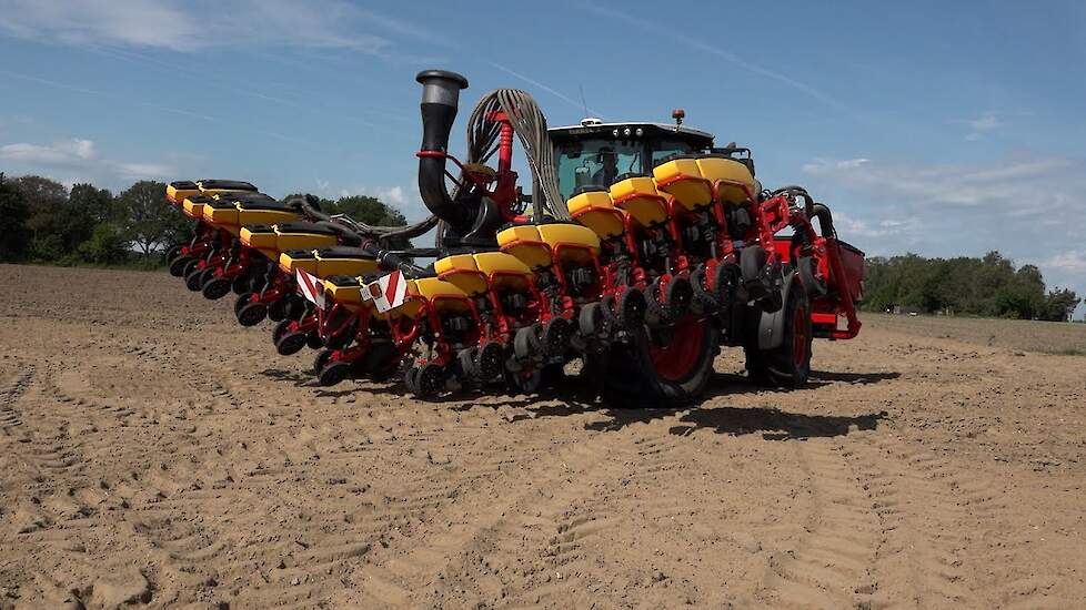 Primeur De eerste 12 rijige Väderstad Tempo op 75 cm rijafstand zaaiafstand