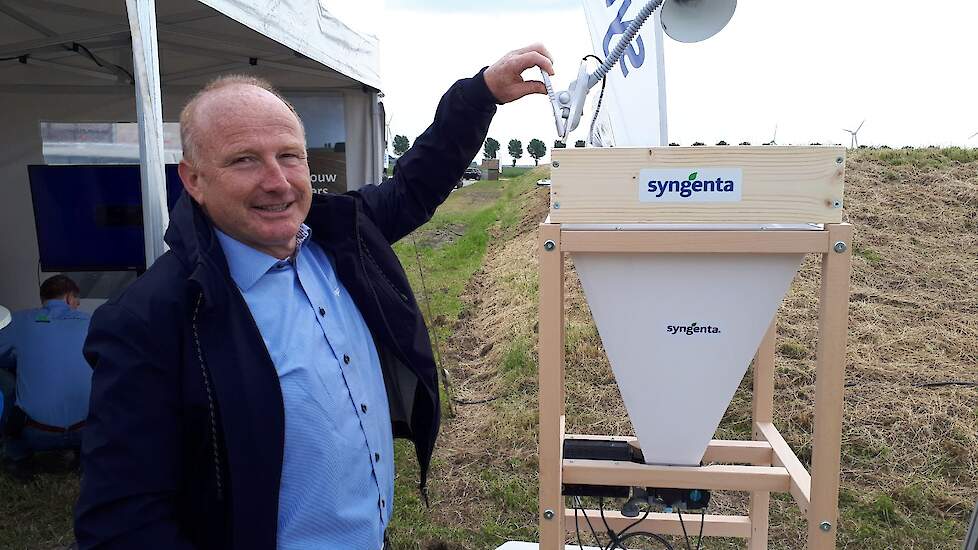 Syngenta liet voor het eerst bodeminsectensensor aan het publiek zien. Edward Vander Linden houdt een simpel, maar wezenlijk onderdeel van het systeem vast. In de bovenste bak (de houten rand) wordt op een zeef en een laagje grind een grondmonster gelegd.