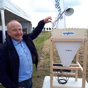 Syngenta liet voor het eerst bodeminsectensensor aan het publiek zien. Edward Vander Linden houdt een simpel, maar wezenlijk onderdeel van het systeem vast. In de bovenste bak (de houten rand) wordt op een zeef en een laagje grind een grondmonster gelegd.