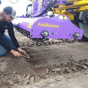 Onkruidbestrijding door tussen de rijen te frezen. De Duitse Feldklasse-machine laat het gewas in een strookje van 7 centimeter staan. Daaromheen wordt alles gefreesd.