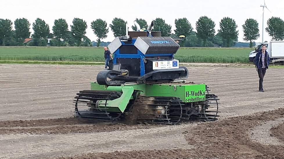 Eén van de eerste keren in het veld: H-Wodka (Hoekse Waard Op De KAart) liet met de e-robotiller een waterstof aangedreven machine zien. In dit geval niet om trekkracht te leveren, maar om met de eigen kooirolwielen de (grond)bewerking uit te voeren.