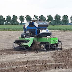 Eén van de eerste keren in het veld: H-Wodka (Hoekse Waard Op De KAart) liet met de e-robotiller een waterstof aangedreven machine zien. In dit geval niet om trekkracht te leveren, maar om met de eigen kooirolwielen de (grond)bewerking uit te voeren.