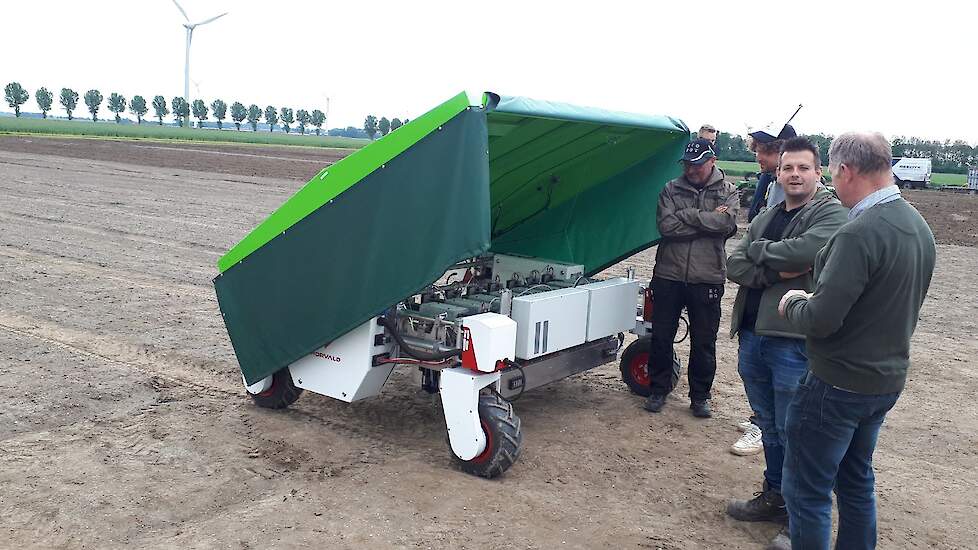 De van oorsprong Zweedse Ekobot wordt vooralsnog in Nederland alleen ingezet in uien. De robot herkent onkruid en uien door middel van camera en database, gekoppeld aan gps. Een robotarm slaat het onkruid uit de grond.