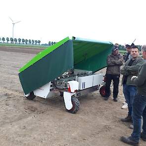 De van oorsprong Zweedse Ekobot wordt vooralsnog in Nederland alleen ingezet in uien. De robot herkent onkruid en uien door middel van camera en database, gekoppeld aan gps. Een robotarm slaat het onkruid uit de grond.