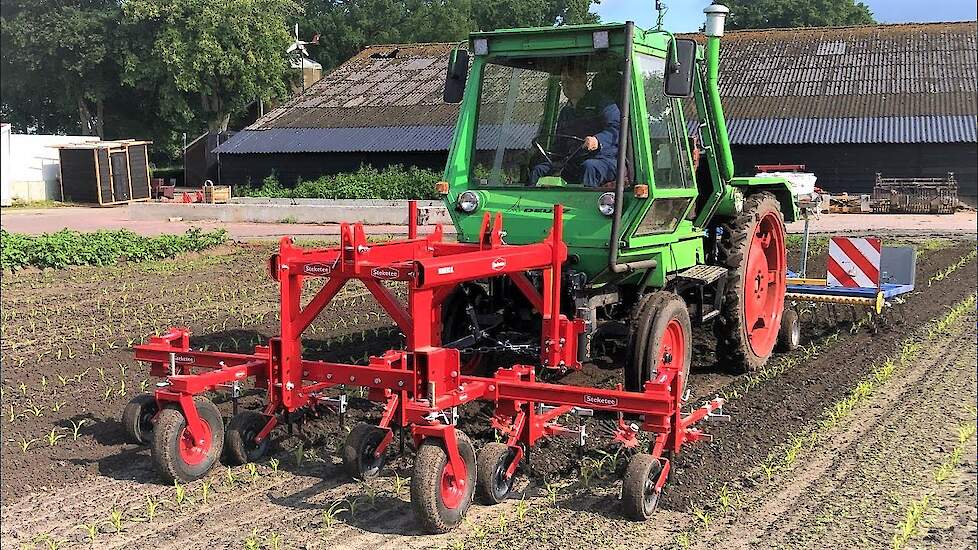 Deutz Intrac 2003 met Steketee EC-weeder en Treffler TS300 wied