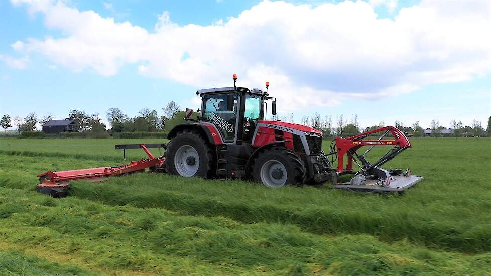 Massey Ferguson 8S 225 met Massey Ferguson Triple maaier in de eerste snede