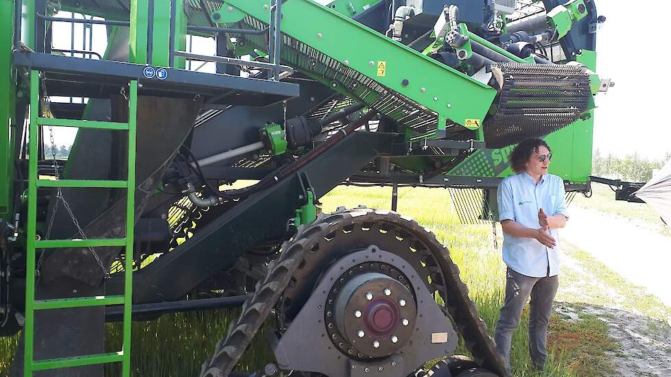 Bram Veldhuisen (WUR) legt bij een aardappelrooier / uienlader één en ander uit over het werken op vaste rijpaden, in dit geval 3 meter. Die afstand is een keer een keuze geweest, legt hij uit. Op deze éénmaal gekozen afstand wordt nu verder gewerkt. Wat