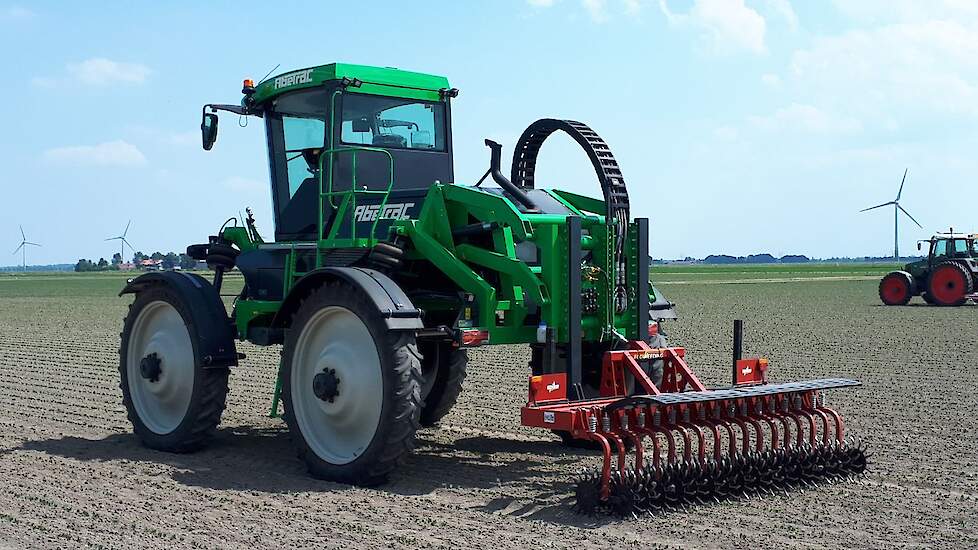 De Nederlandse Ecoweeding Spike Rotoweeder kreeg voor de demonstratie een Abetrac toebedeeld. Enigszins uit verhouding, maar het werk leed er niet onder. Abemec bouwt de Abetrac op basis van (oude) Agrifac veldspuiten.