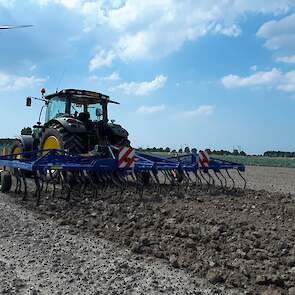 De Treffler TF650 heeft wat weg van een gewone cultivator. Normale beitels breken de grond open, 16 centimeter brede ganzevoeten snijden het onkruid door.