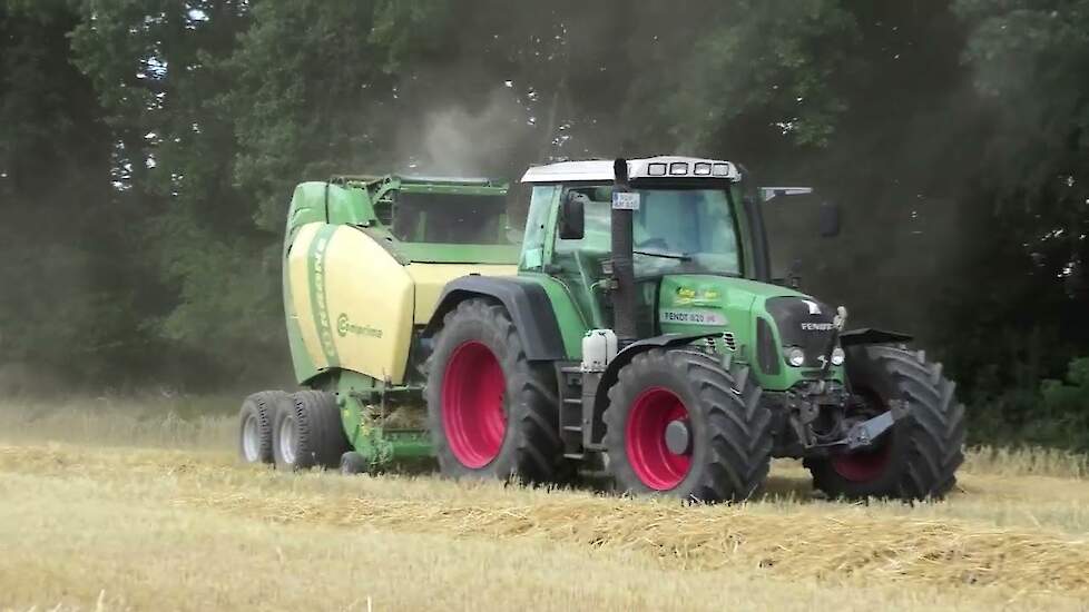 RONDE STRO BALEN PERSEN MET EEN FENDT 820 KRONE V 180 XC COMPRIMA