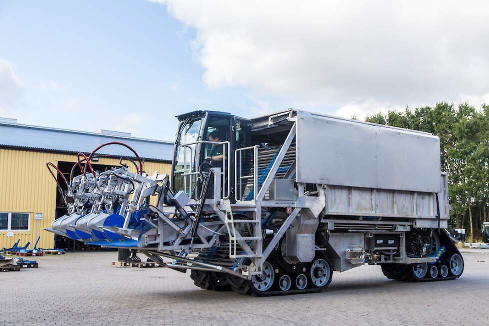 Deze oogstmachine is volledig gemaakt van roestvrij staal om te voldoen aan de strenge richtlijnen voor het oogsten van sla.