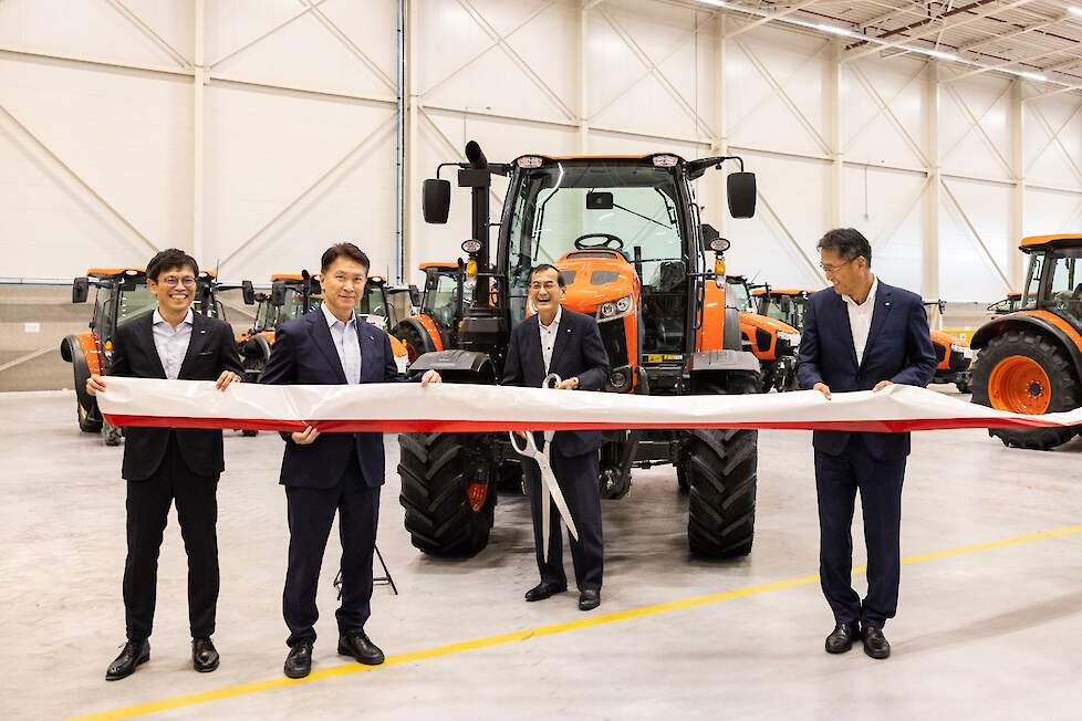 Op de foto, van links naar rechts: Shinichi Yamada, President BU Tractor Europe; Dai Watanabe, Directeur en Senior  Managing Executive Officer Kubota Corporation; Yuichi Kitao, President en Representative Director Kubota Corporation en  Yasukazu Kamada, P