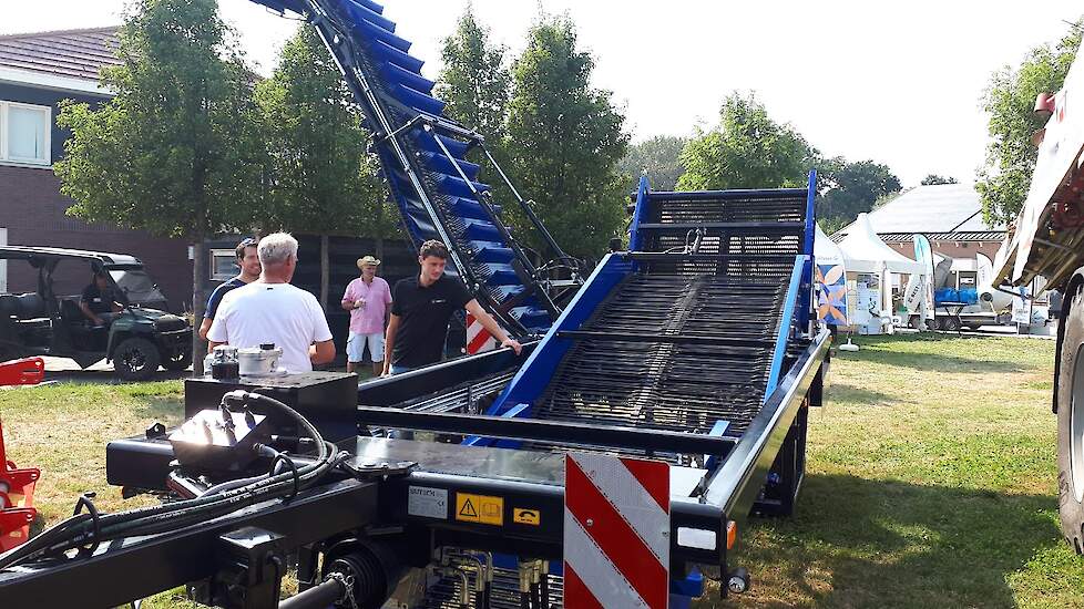 De jonge onderneming SuTech (Lelystad, FL) stond voor het eerst op de Uiendag. Eigenaar Wouter Schoot Uiterkamp is „tevreden en verrast" over de sfeer en de belangstelling. SuTech bouwt sinds zes jaar uienladers. De eerste als machine voor het eigen akker