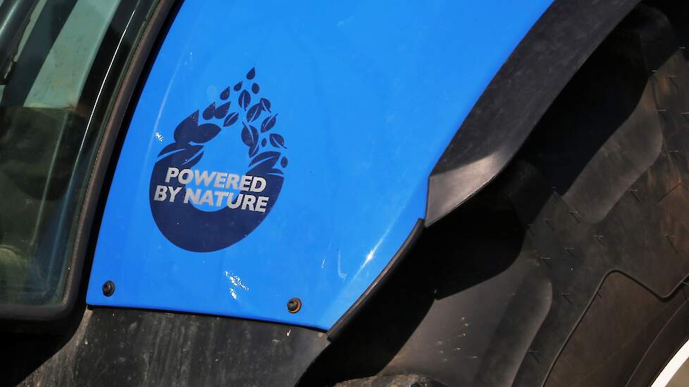 Powered by Nature. New Holland is trots op het etiket Clean Energy Leader en wil dat graag uitdragen. Vandaar de sticker op het spatbord.