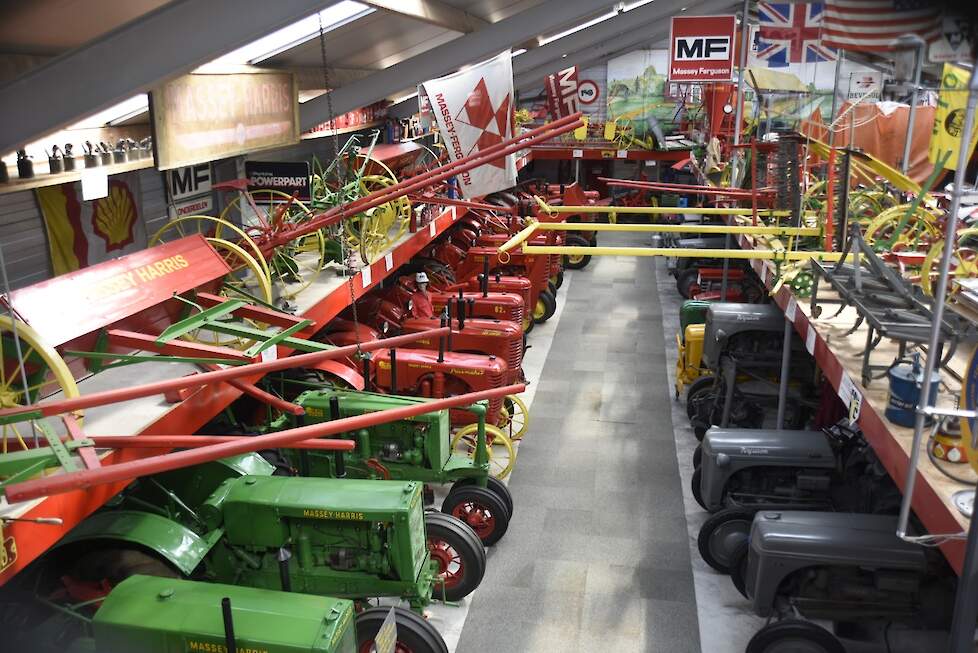 Het trekkermuseum van Piet Mooij in Schagen met links de Massey-Harriscollectie en rechts de Fergusons.